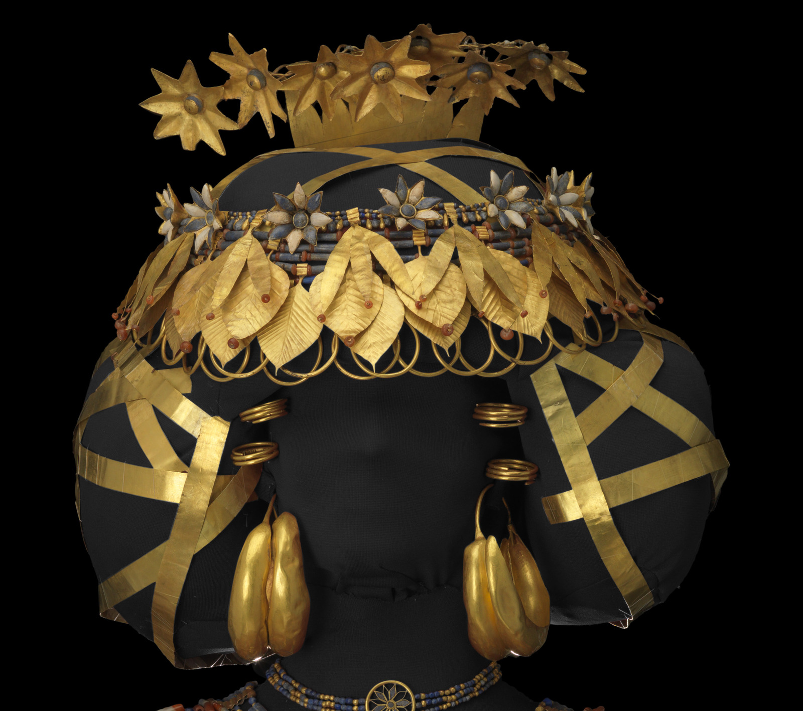 Drotttning Puabis hårsmycken från utgrävningarna i Ur. Kransar och hårband av guld och på toppen en kam av blommor i guld.